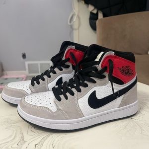 Jordan 1’s size 5.5 in Womens. Only worn once. Like NEW.